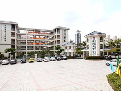 学校大门远景图